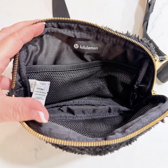 Lululemon Belt Bag Womens One Size Black Sherpa Fleece Crossbody Fanny Pack gold - Picture 2 of 11